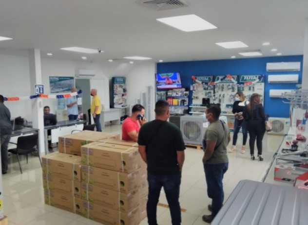 Sala de ventas de Alta Eficiencia en Ciudad de Panamá, con equipos en exhibición e inventario